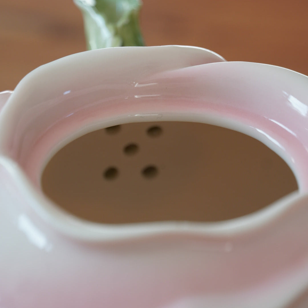 Théière "Rosa" son pot à lait et son sucrier en forme de rose en céramique et son assiette rose