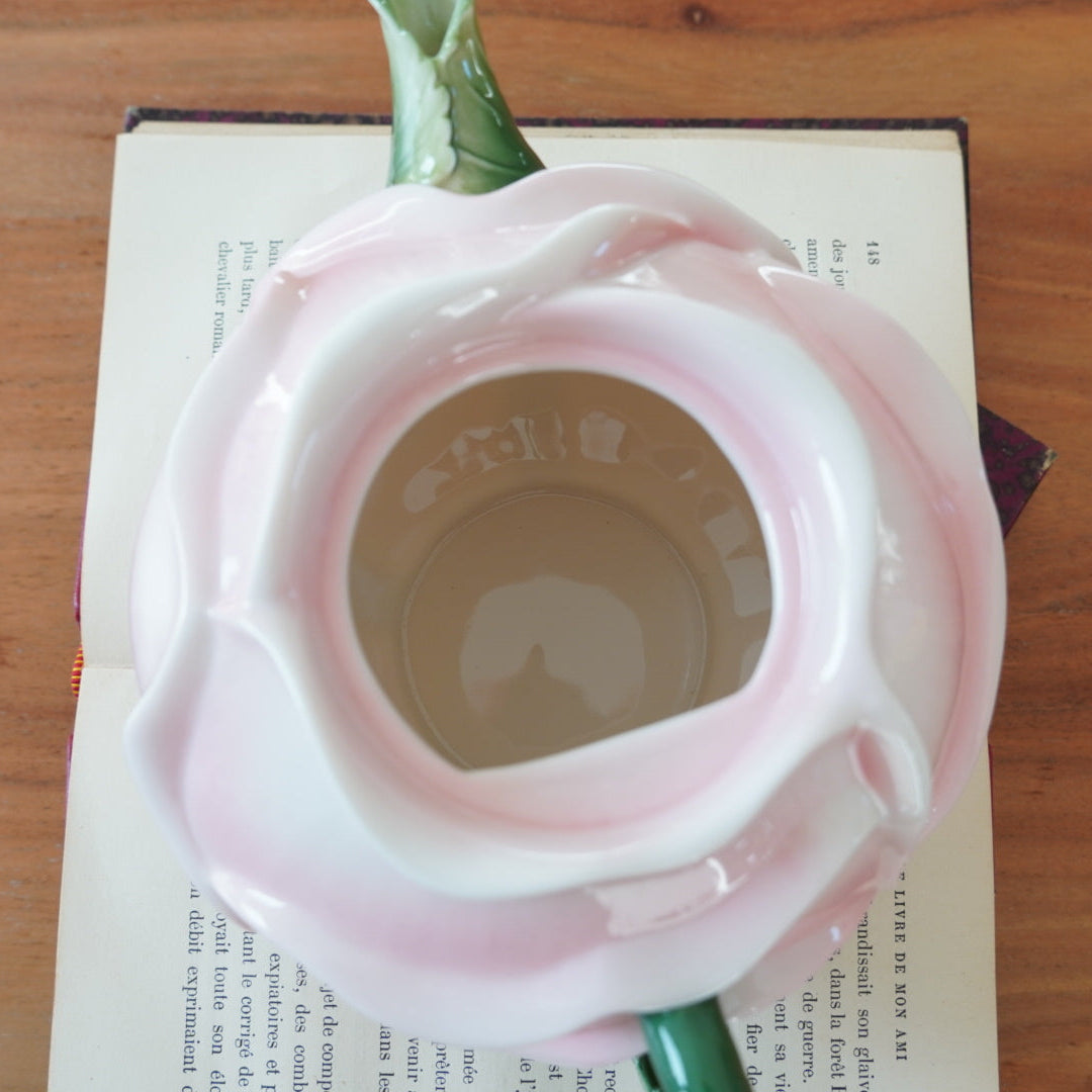 Théière "Rosa" son pot à lait et son sucrier en forme de rose en céramique et son assiette rose