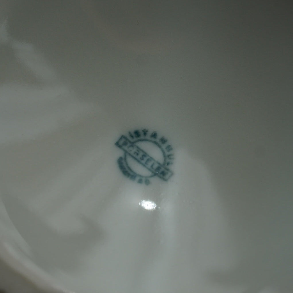 Cafetière ou théière "Constantia" en porcelaine d'Istanbul blanche et fleurie bleutée avec motifs reliefs