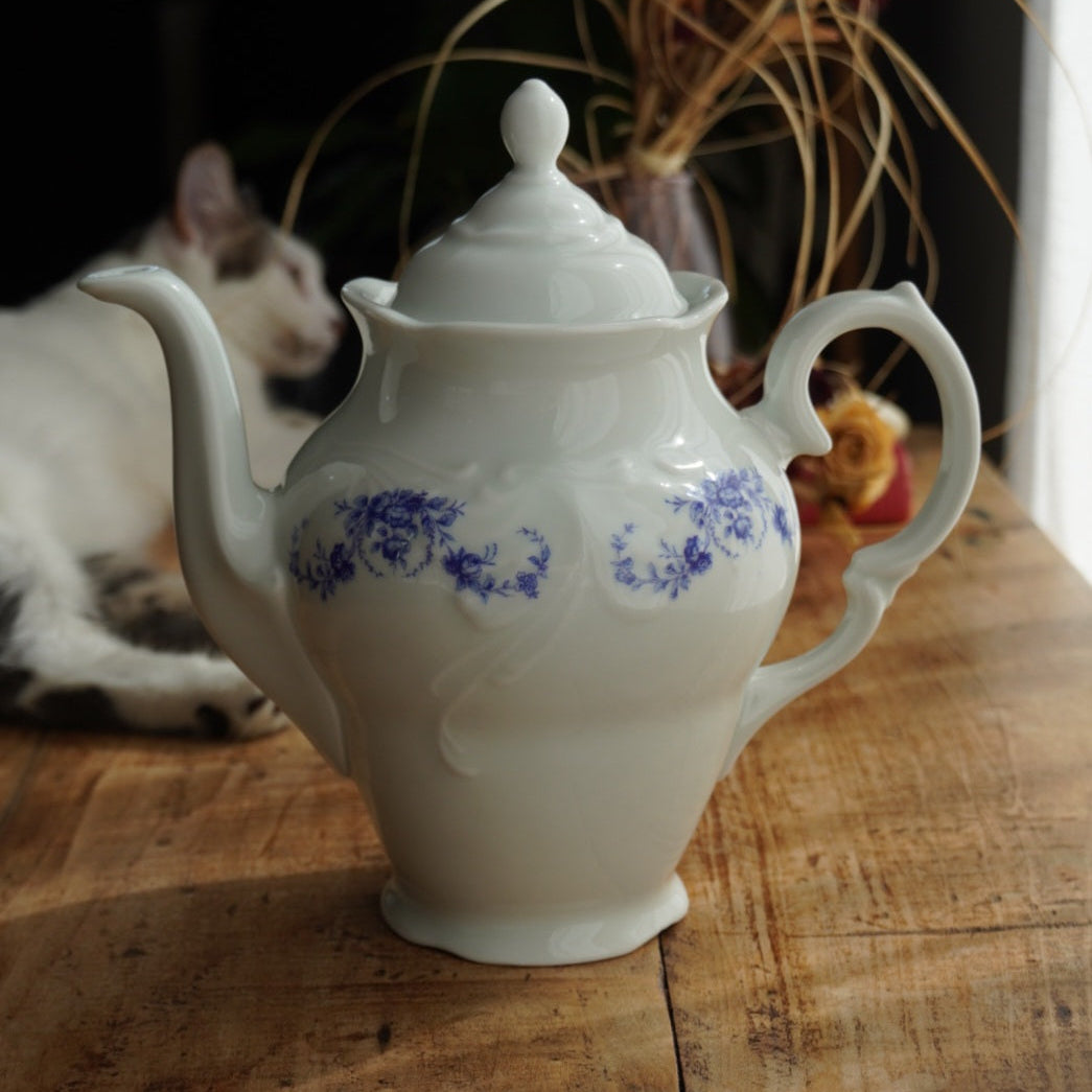Cafetière ou théière "Constantia" en porcelaine d'Istanbul blanche et fleurie bleutée avec motifs reliefs