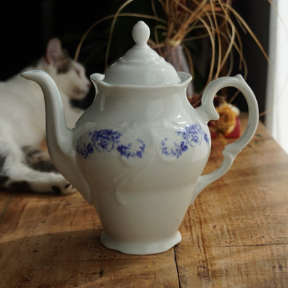 Cafetière ou théière "Constantia" en porcelaine d'Istanbul blanche et fleurie bleutée avec motifs reliefs