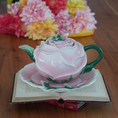 Théière "Rosa" son pot à lait et son sucrier en forme de rose en céramique et son assiette rose