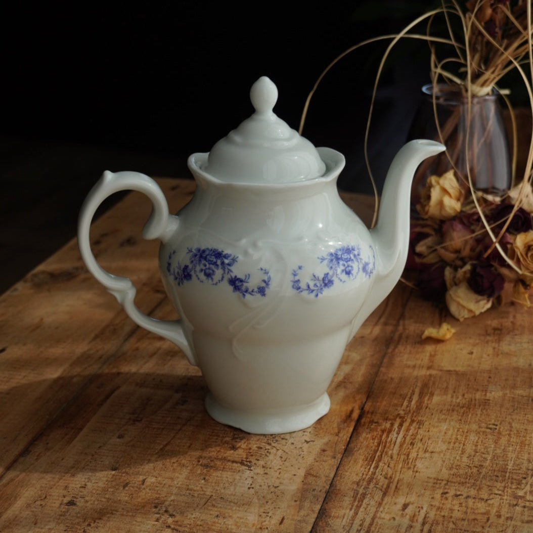Cafetière ou théière "Constantia" en porcelaine d'Istanbul blanche et fleurie bleutée avec motifs reliefs