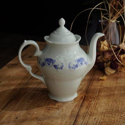 Cafetière ou théière "Constantia" en porcelaine d'Istanbul blanche et fleurie bleutée avec motifs reliefs