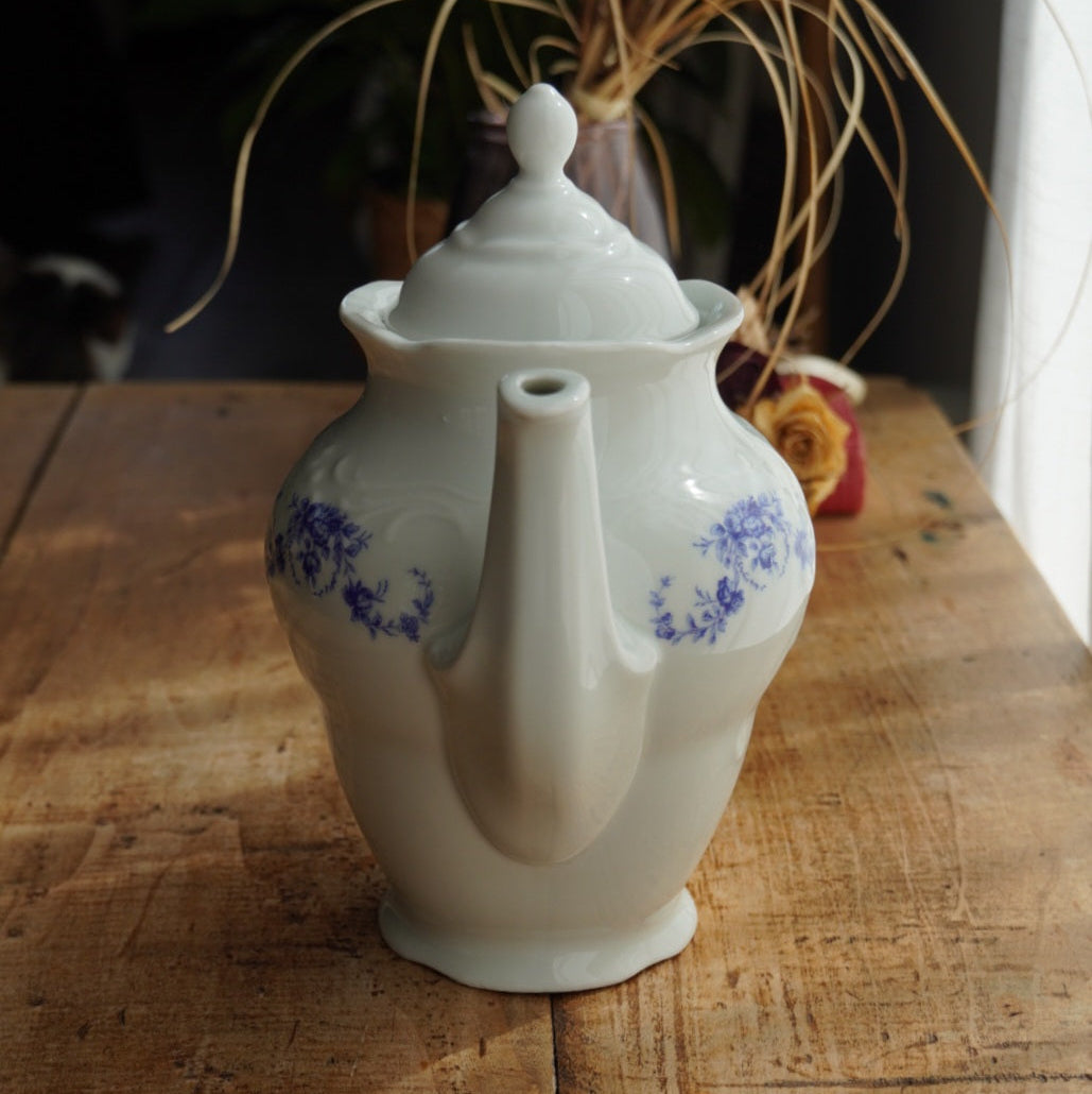 Cafetière ou théière "Constantia" en porcelaine d'Istanbul blanche et fleurie bleutée avec motifs reliefs