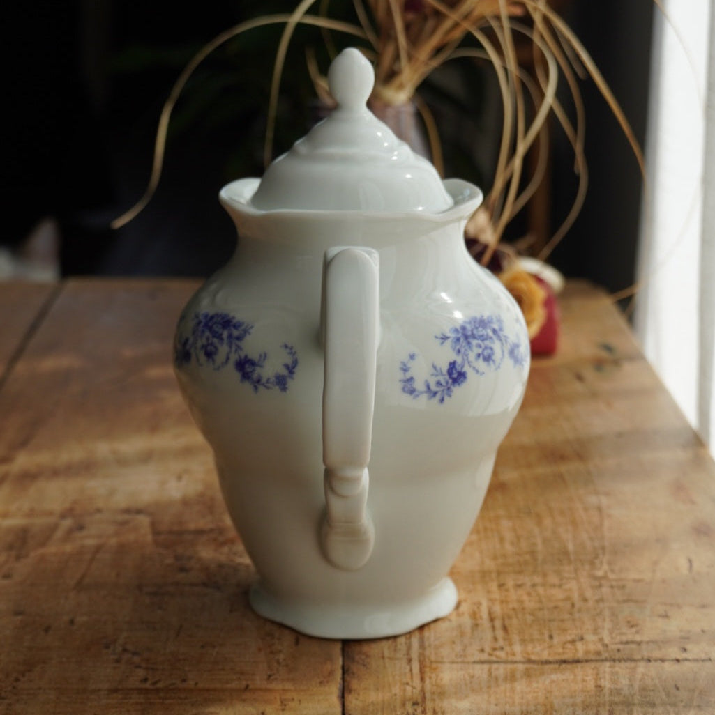 Cafetière ou théière "Constantia" en porcelaine d'Istanbul blanche et fleurie bleutée avec motifs reliefs