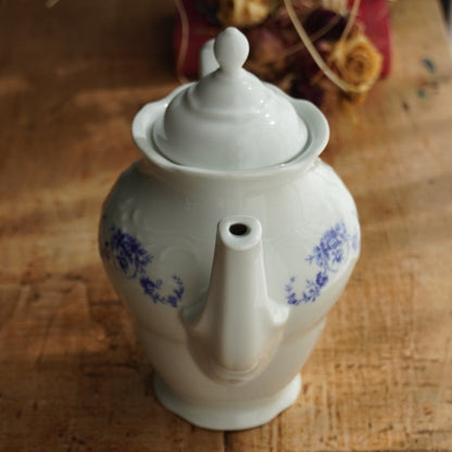 Cafetière ou théière "Constantia" en porcelaine d'Istanbul blanche et fleurie bleutée avec motifs reliefs