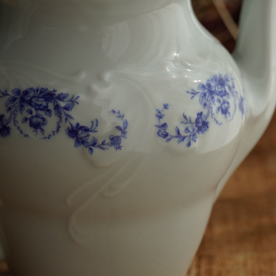 Cafetière ou théière "Constantia" en porcelaine d'Istanbul blanche et fleurie bleutée avec motifs reliefs