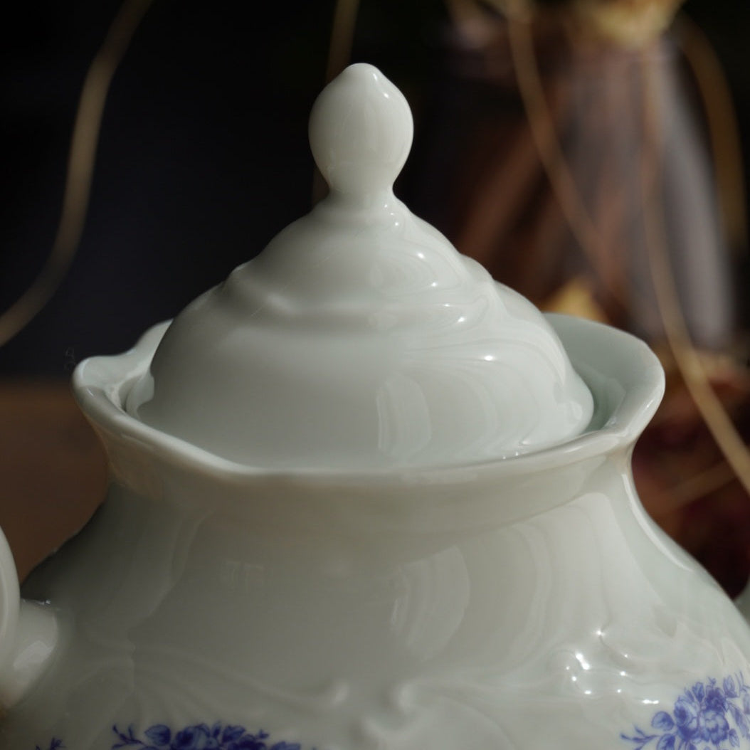 Cafetière ou théière "Constantia" en porcelaine d'Istanbul blanche et fleurie bleutée avec motifs reliefs