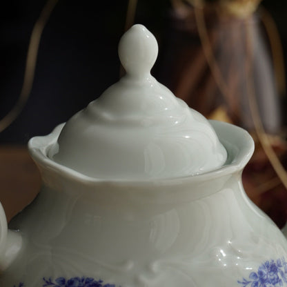 Cafetière ou théière "Constantia" en porcelaine d'Istanbul blanche et fleurie bleutée avec motifs reliefs