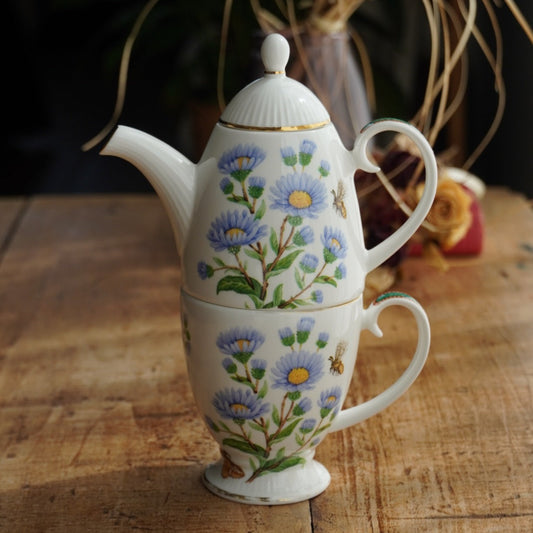Théière solitaire "October" en porcelaine anglaise fleurie et dorée du mois d'Octobre Hudson Middleton collection Flowers of the Month
