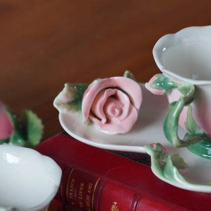 Tasses "Rosa" en forme de roses en céramique sculpté avec leurs sous-tasses et plat à gâteau (lot de 4)