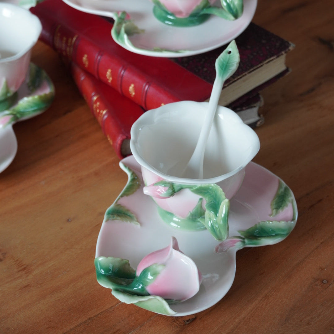 Tasses "Rosa" en forme de roses en céramique sculpté avec leurs sous-tasses et plat à gâteau (lot de 4)