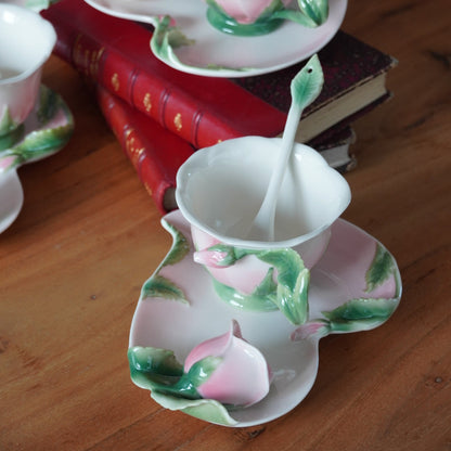 Tasses "Rosa" en forme de roses en céramique sculpté avec leurs sous-tasses et plat à gâteau (lot de 4)