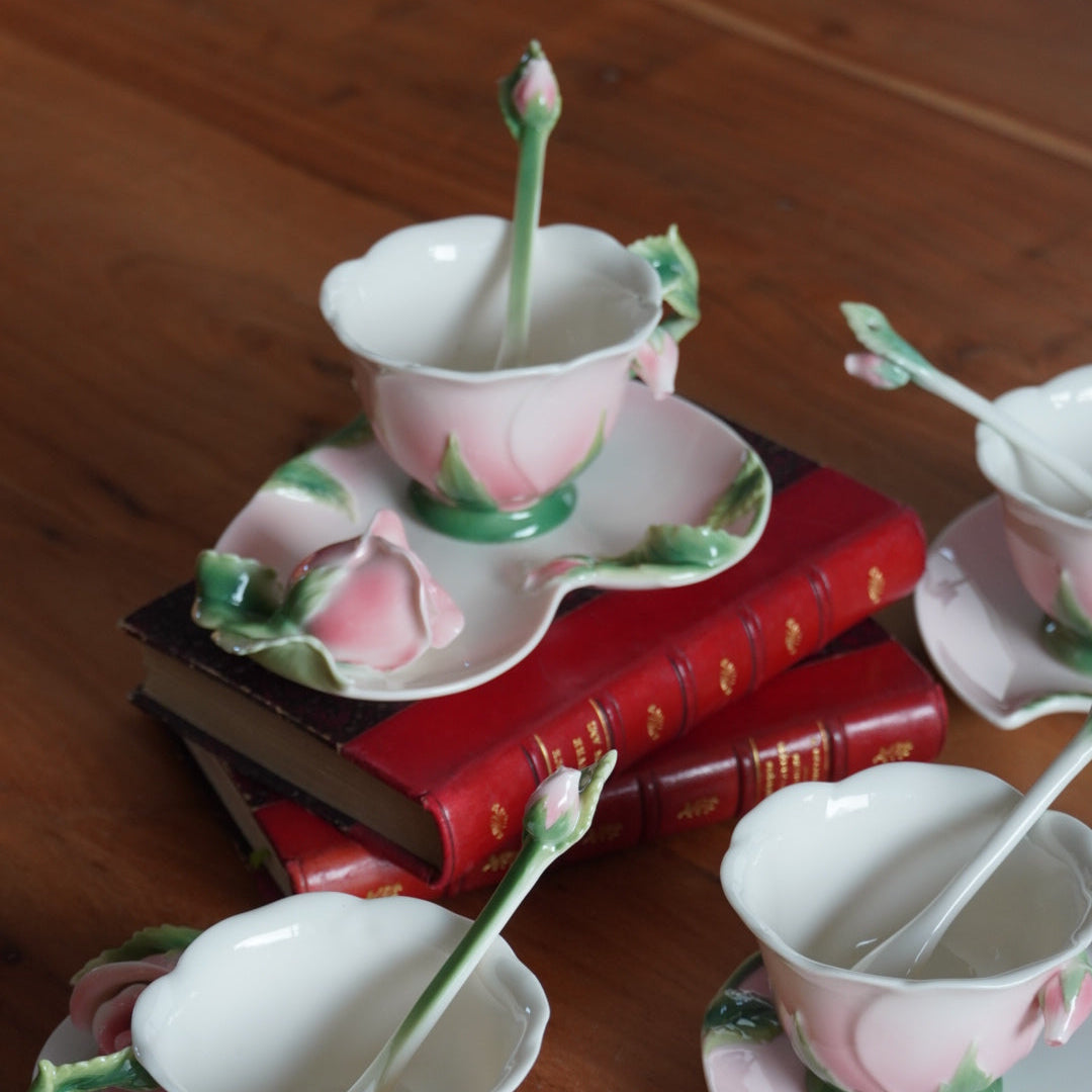 Tasses "Rosa" en forme de roses en céramique sculpté avec leurs sous-tasses et plat à gâteau (lot de 4)