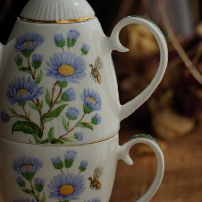 Théière solitaire "October" en porcelaine anglaise fleurie et dorée du mois d'Octobre Hudson Middleton collection Flowers of the Month
