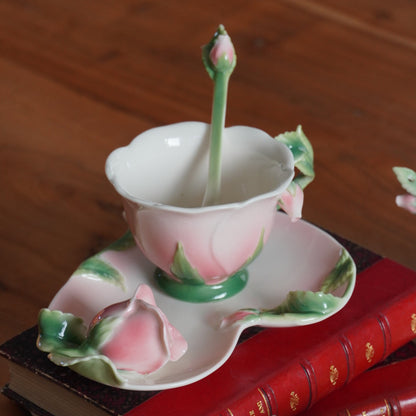 Tasses "Rosa" en forme de roses en céramique sculpté avec leurs sous-tasses et plat à gâteau (lot de 4)
