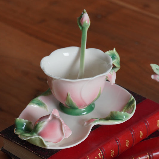 Tasses "Rosa" en forme de roses en céramique sculpté avec leurs sous-tasses et plat à gâteau (lot de 4)