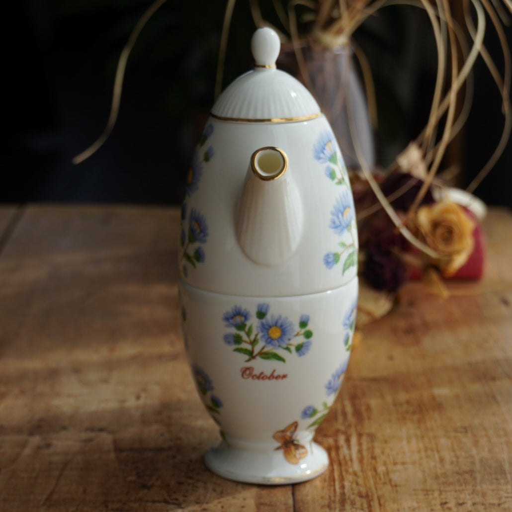 Théière solitaire "October" en porcelaine anglaise fleurie et dorée du mois d'Octobre Hudson Middleton collection Flowers of the Month