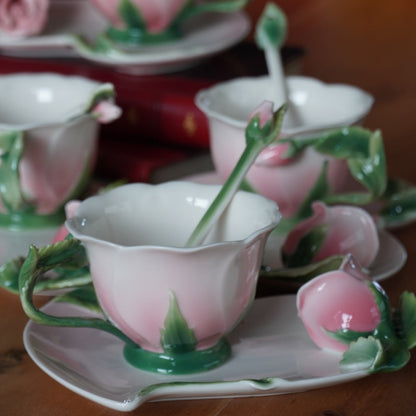 Tasses "Rosa" en forme de roses en céramique sculpté avec leurs sous-tasses et plat à gâteau (lot de 4)
