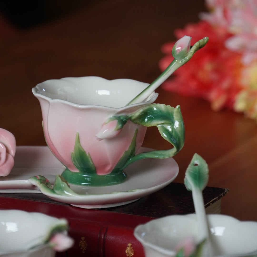 Tasses "Rosa" en forme de roses en céramique sculpté avec leurs sous-tasses et plat à gâteau (lot de 4)