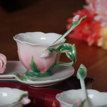 Tasses "Rosa" en forme de roses en céramique sculpté avec leurs sous-tasses et plat à gâteau (lot de 4)