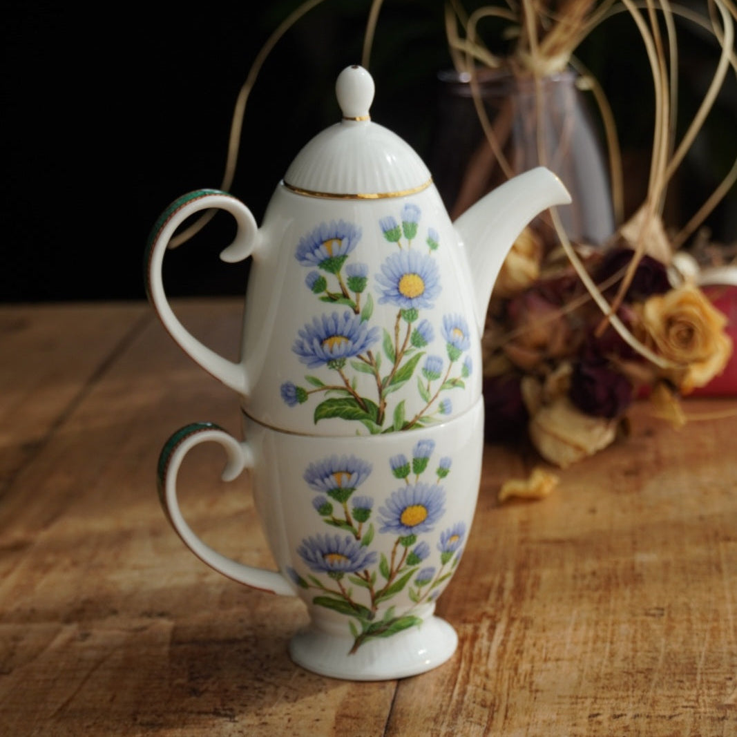 Théière solitaire "October" en porcelaine anglaise fleurie et dorée du mois d'Octobre Hudson Middleton collection Flowers of the Month