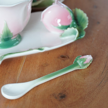 Tasses "Rosa" en forme de roses en céramique sculpté avec leurs sous-tasses et plat à gâteau (lot de 4)