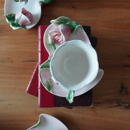 Tasses "Rosa" en forme de roses en céramique sculpté avec leurs sous-tasses et plat à gâteau (lot de 4)
