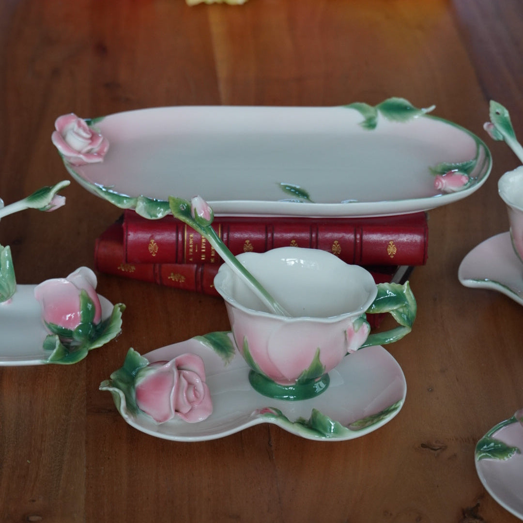 Tasses "Rosa" en forme de roses en céramique sculpté avec leurs sous-tasses et plat à gâteau (lot de 4)