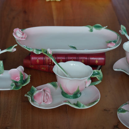 Tasses "Rosa" en forme de roses en céramique sculpté avec leurs sous-tasses et plat à gâteau (lot de 4)