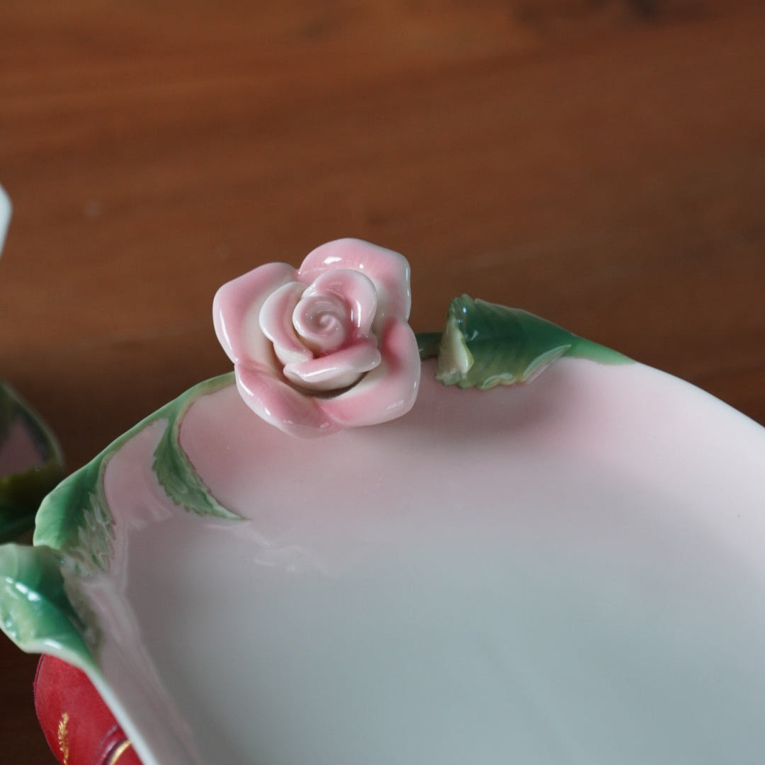 Tasses "Rosa" en forme de roses en céramique sculpté avec leurs sous-tasses et plat à gâteau (lot de 4)