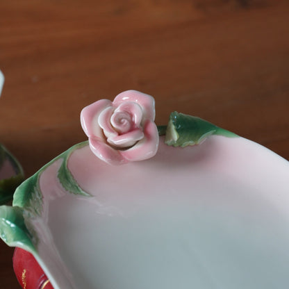 Tasses "Rosa" en forme de roses en céramique sculpté avec leurs sous-tasses et plat à gâteau (lot de 4)