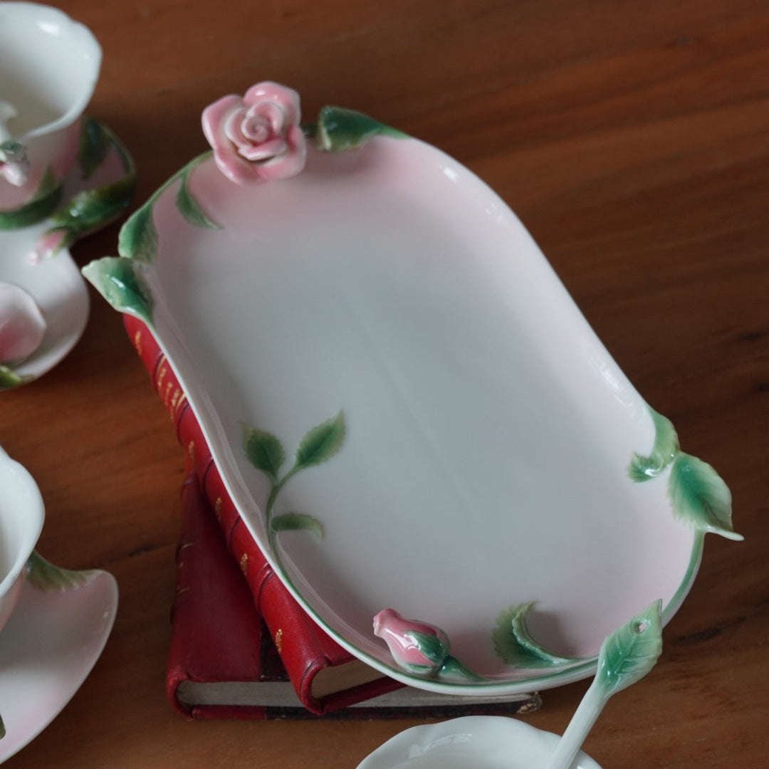 Tasses "Rosa" en forme de roses en céramique sculpté avec leurs sous-tasses et plat à gâteau (lot de 4)