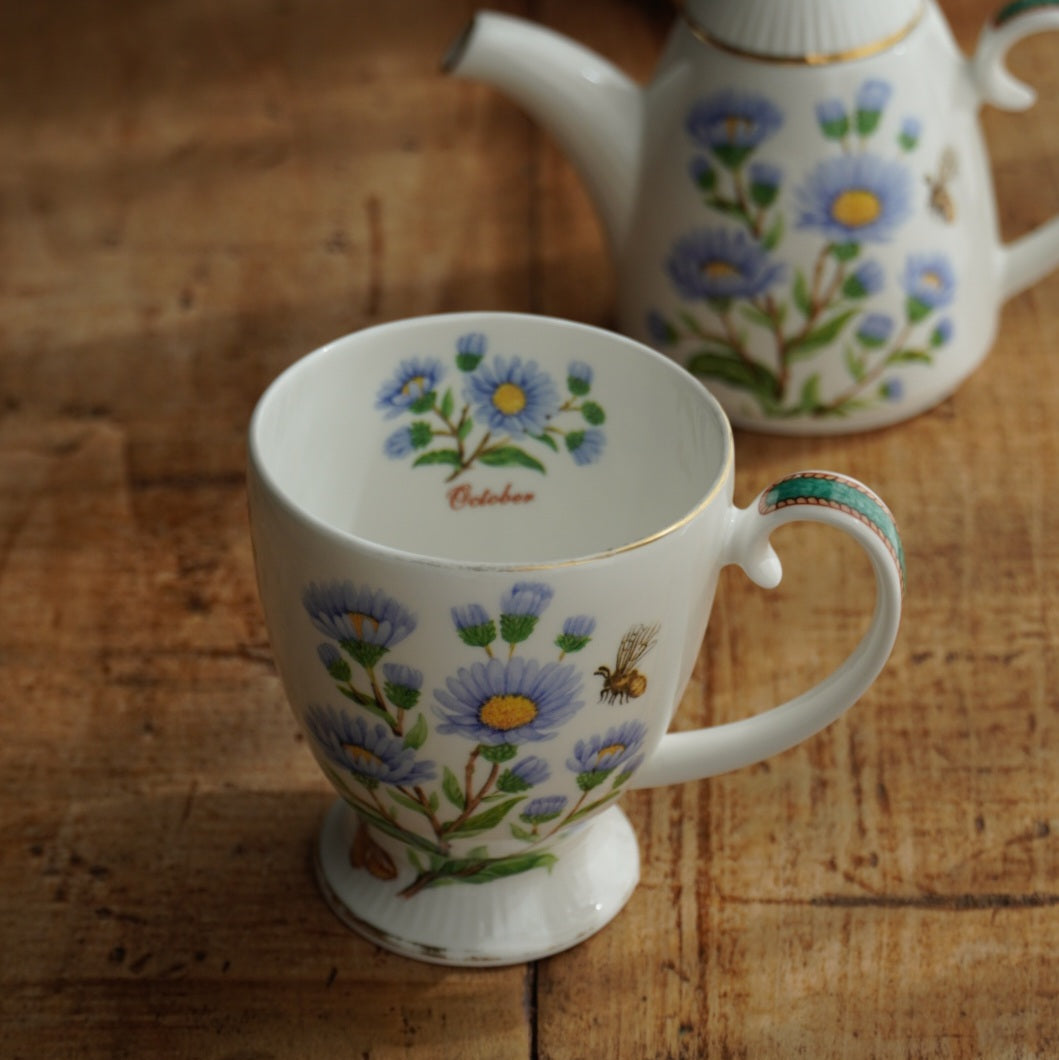 Théière solitaire "October" en porcelaine anglaise fleurie et dorée du mois d'Octobre Hudson Middleton collection Flowers of the Month