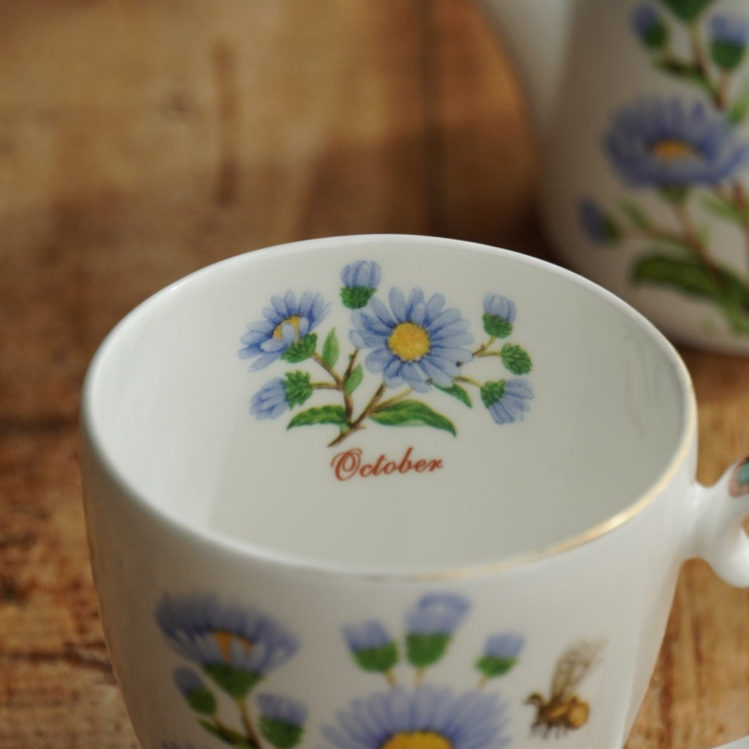 Théière solitaire "October" en porcelaine anglaise fleurie et dorée du mois d'Octobre Hudson Middleton collection Flowers of the Month