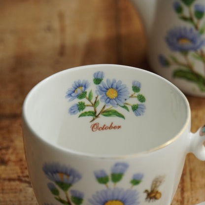 Théière solitaire "October" en porcelaine anglaise fleurie et dorée du mois d'Octobre Hudson Middleton collection Flowers of the Month