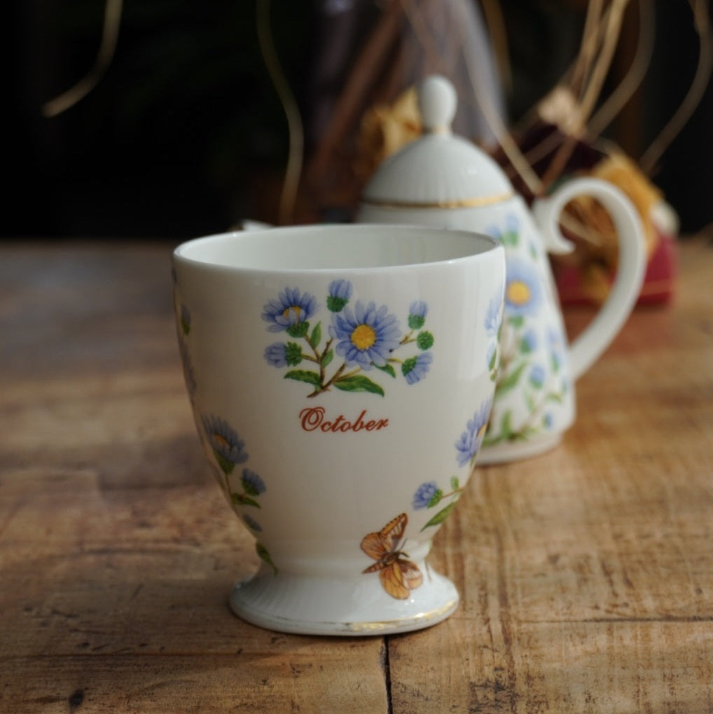 Théière solitaire "October" en porcelaine anglaise fleurie et dorée du mois d'Octobre Hudson Middleton collection Flowers of the Month
