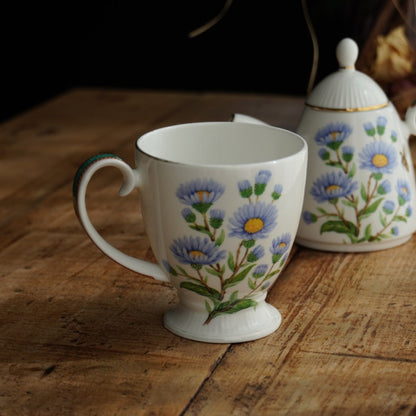 Théière solitaire "October" en porcelaine anglaise fleurie et dorée du mois d'Octobre Hudson Middleton collection Flowers of the Month