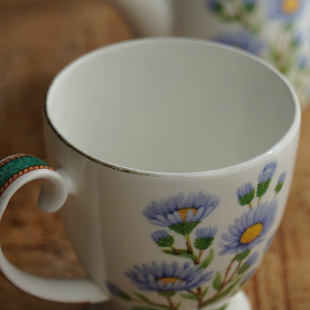 Théière solitaire "October" en porcelaine anglaise fleurie et dorée du mois d'Octobre Hudson Middleton collection Flowers of the Month