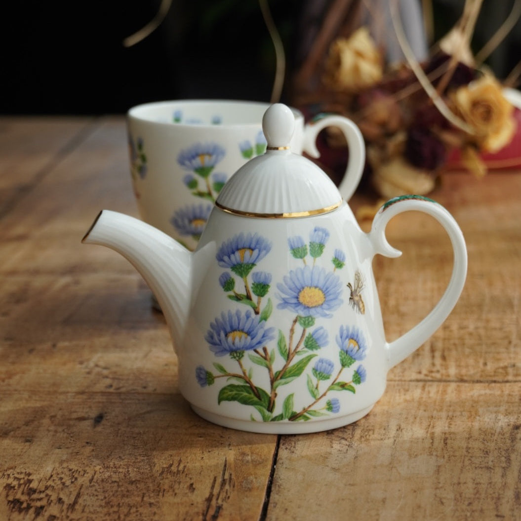 Théière solitaire "October" en porcelaine anglaise fleurie et dorée du mois d'Octobre Hudson Middleton collection Flowers of the Month