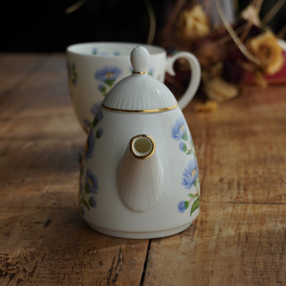 Théière solitaire "October" en porcelaine anglaise fleurie et dorée du mois d'Octobre Hudson Middleton collection Flowers of the Month