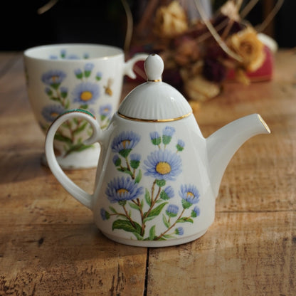Théière solitaire "October" en porcelaine anglaise fleurie et dorée du mois d'Octobre Hudson Middleton collection Flowers of the Month