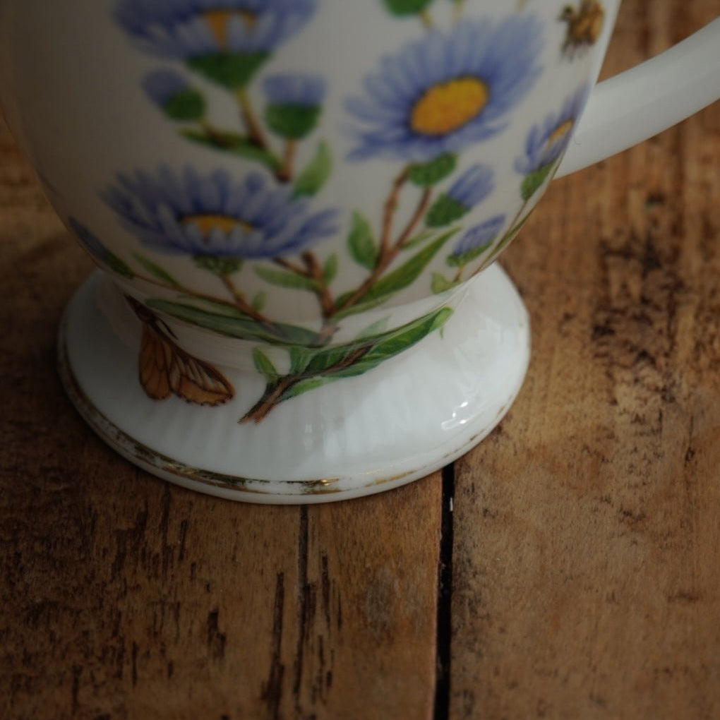 Théière solitaire "October" en porcelaine anglaise fleurie et dorée du mois d'Octobre Hudson Middleton collection Flowers of the Month