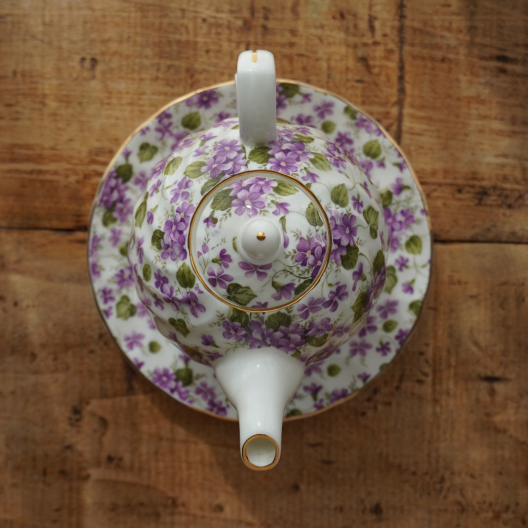 Théière solitaire "Alby" en porcelaine anglaise torsadée, fleurie et dorée Windsor