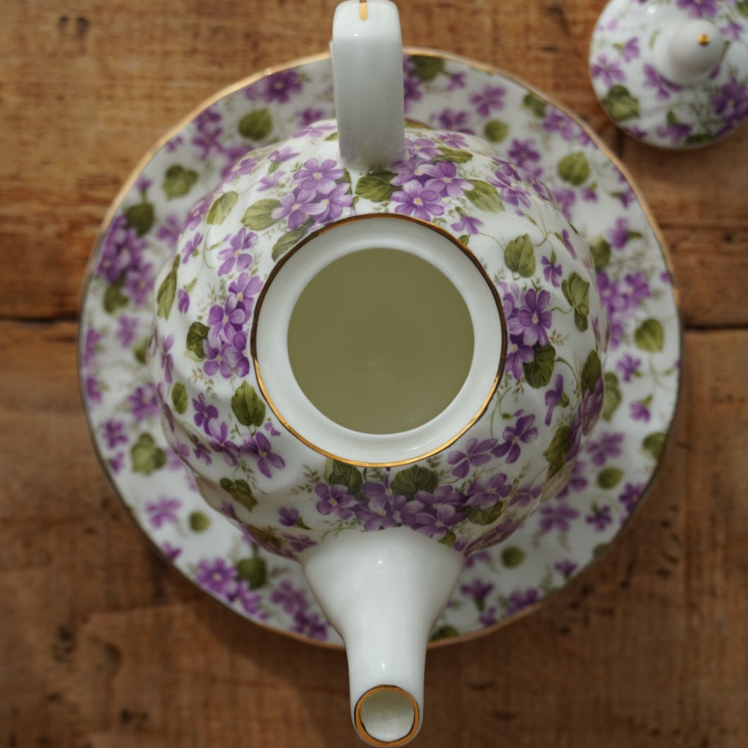 Théière solitaire "Alby" en porcelaine anglaise torsadée, fleurie et dorée Windsor