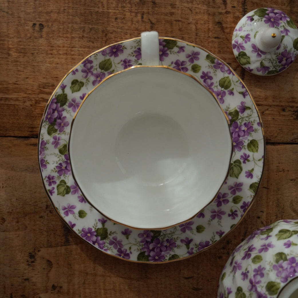 Théière solitaire "Alby" en porcelaine anglaise torsadée, fleurie et dorée Windsor