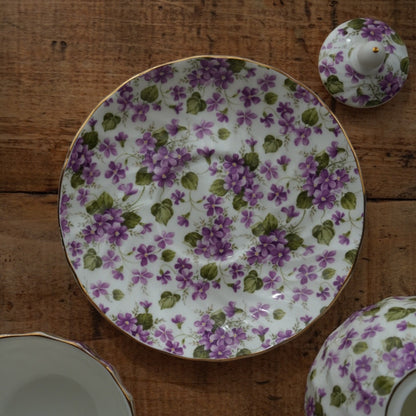 Théière solitaire "Alby" en porcelaine anglaise torsadée, fleurie et dorée Windsor