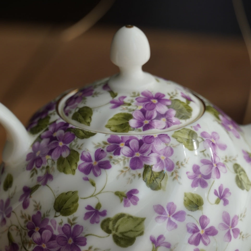 Théière solitaire "Alby" en porcelaine anglaise torsadée, fleurie et dorée Windsor