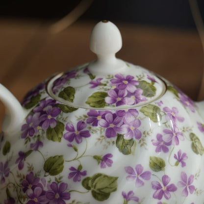 Théière solitaire "Alby" en porcelaine anglaise torsadée, fleurie et dorée Windsor